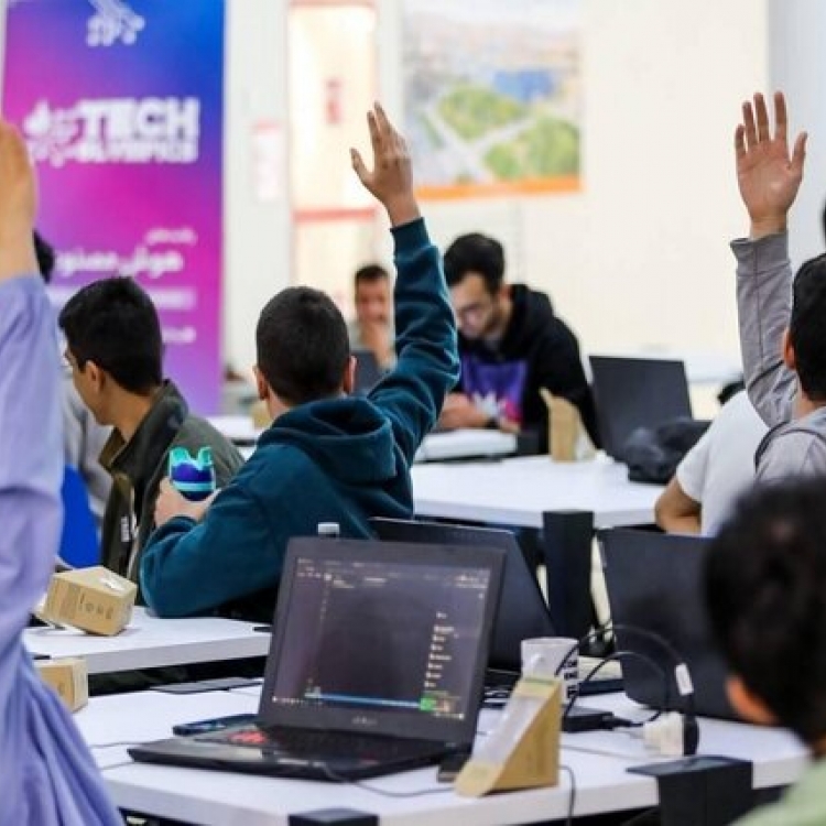 دانش‌آموزان در حال یادگیری مهارت‌های دیجیتال و هوش مصنوعی