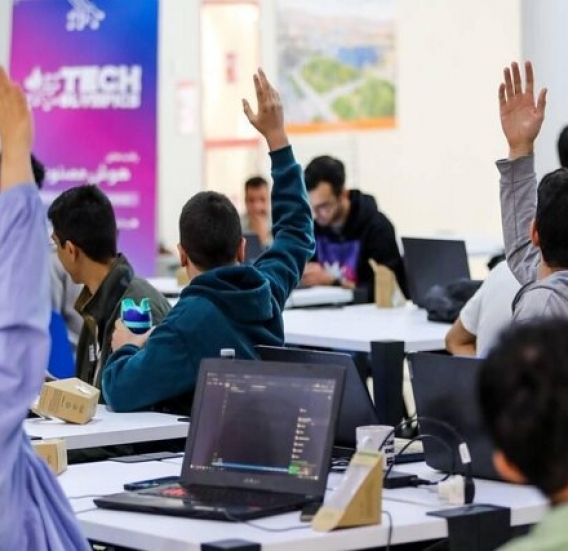 دانش‌آموزان در حال یادگیری مهارت‌های دیجیتال و هوش مصنوعی